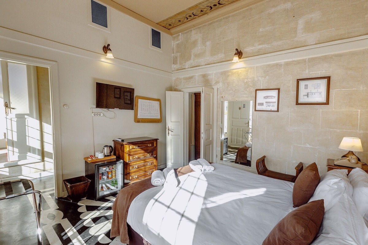 Standard Double Room | Minibar, in-room safe, iron/ironing board, free WiFi
