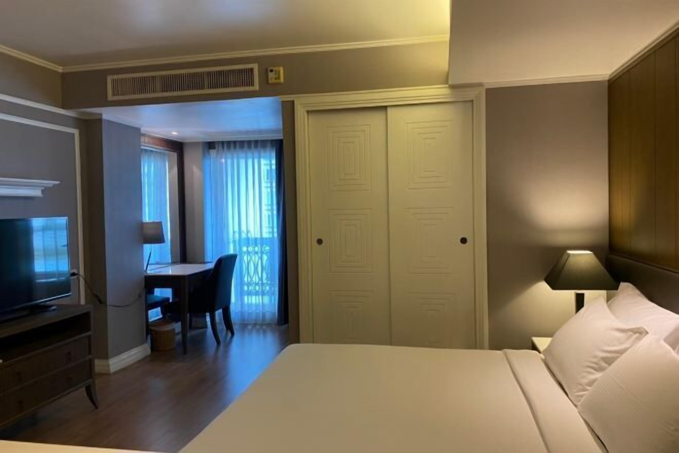 In-room safe, desk, laptop workspace, iron/ironing board