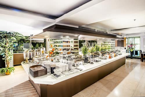 Daily buffet breakfast for a fee
