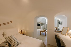 Traditional Villa (With Hot Tub) | Hypo-allergenic bedding, pillowtop beds, in-room safe, blackout drapes