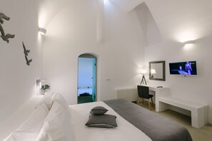 Hypo-allergenic bedding, pillow-top beds, in-room safe - Pyrgos Kastelli Villas (Santorini)