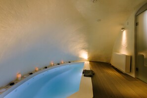Indoor spa tub - Pyrgos Kastelli Villas (Santorini)