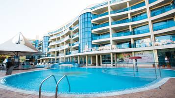 3 piscines extérieures, parasols de plage, chaises longues