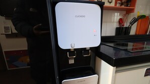 A kitchen area with a CUCKOO branded coffee machine and an Inspure refrigerator. - Just4U (Seoul)