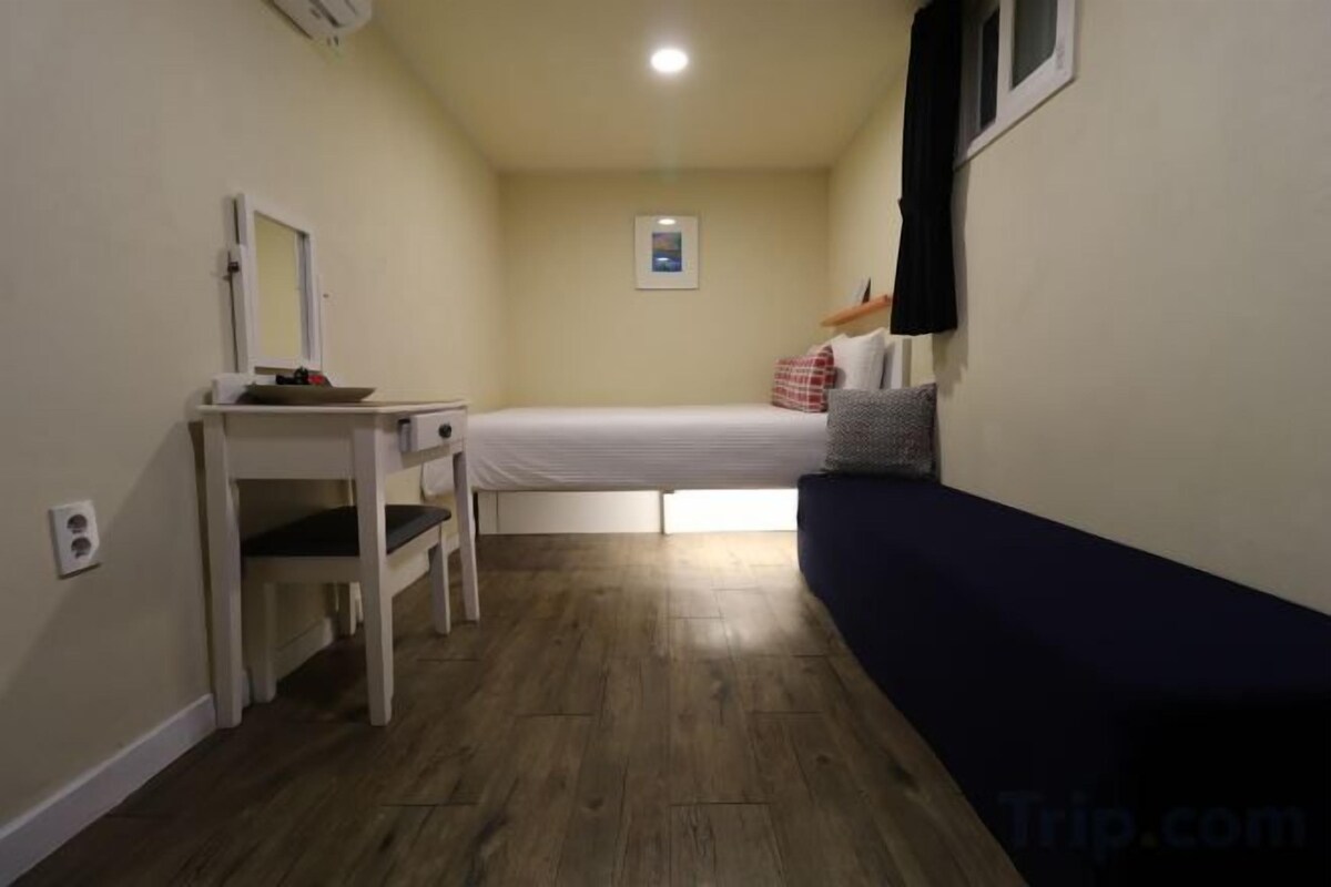 1 bedroom, WiFi (free), bed sheets