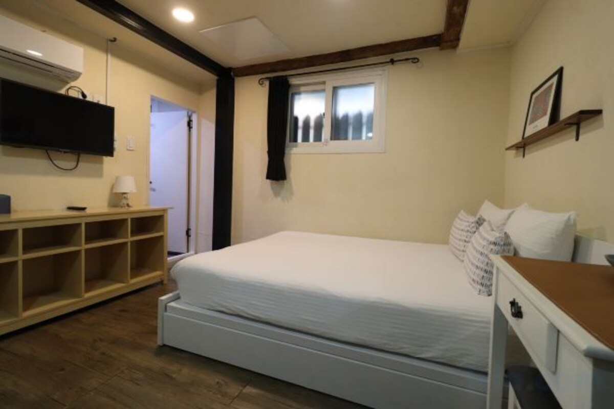 1 bedroom, WiFi (free), bed sheets