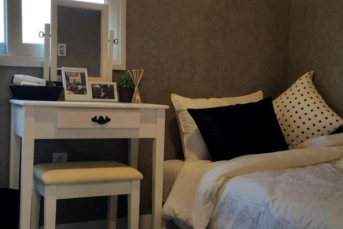 1 bedroom, WiFi (free), bed sheets