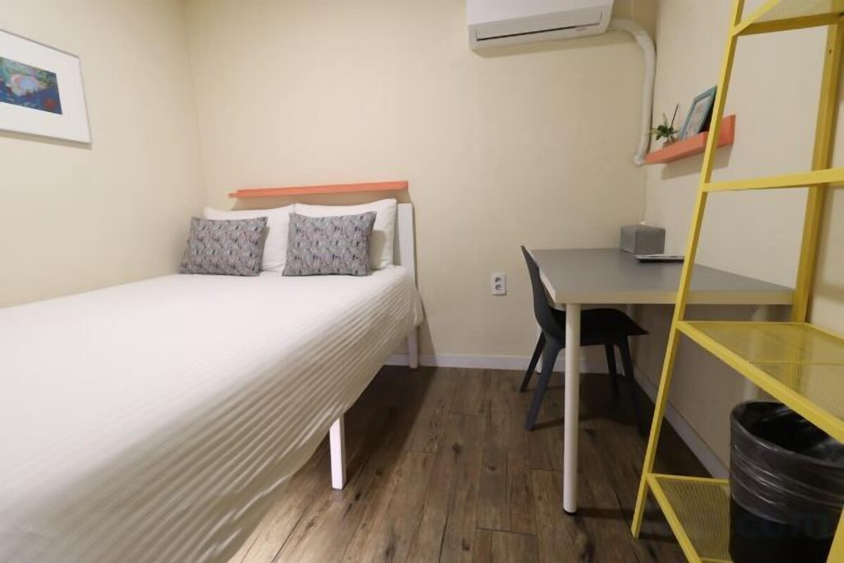 1 bedroom, WiFi (free), bed sheets