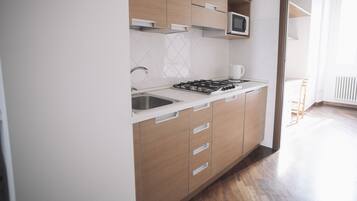 Appartamento (1 Bedroom) | Cucina privata | Frigorifero, microonde, piano cottura, bollitore elettrico