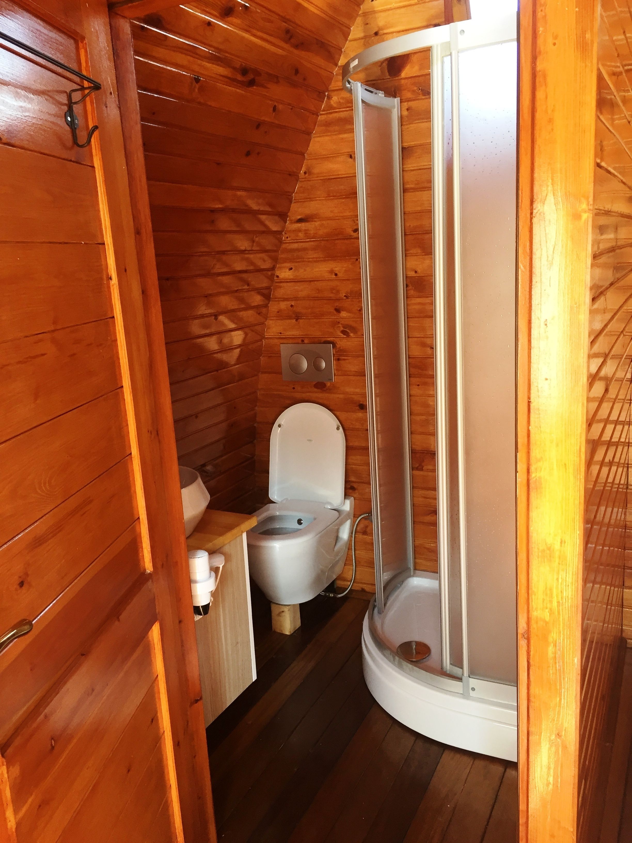 bungalow, 1 double bed | bathroom | shower, free toiletries, hair dryer, slippers