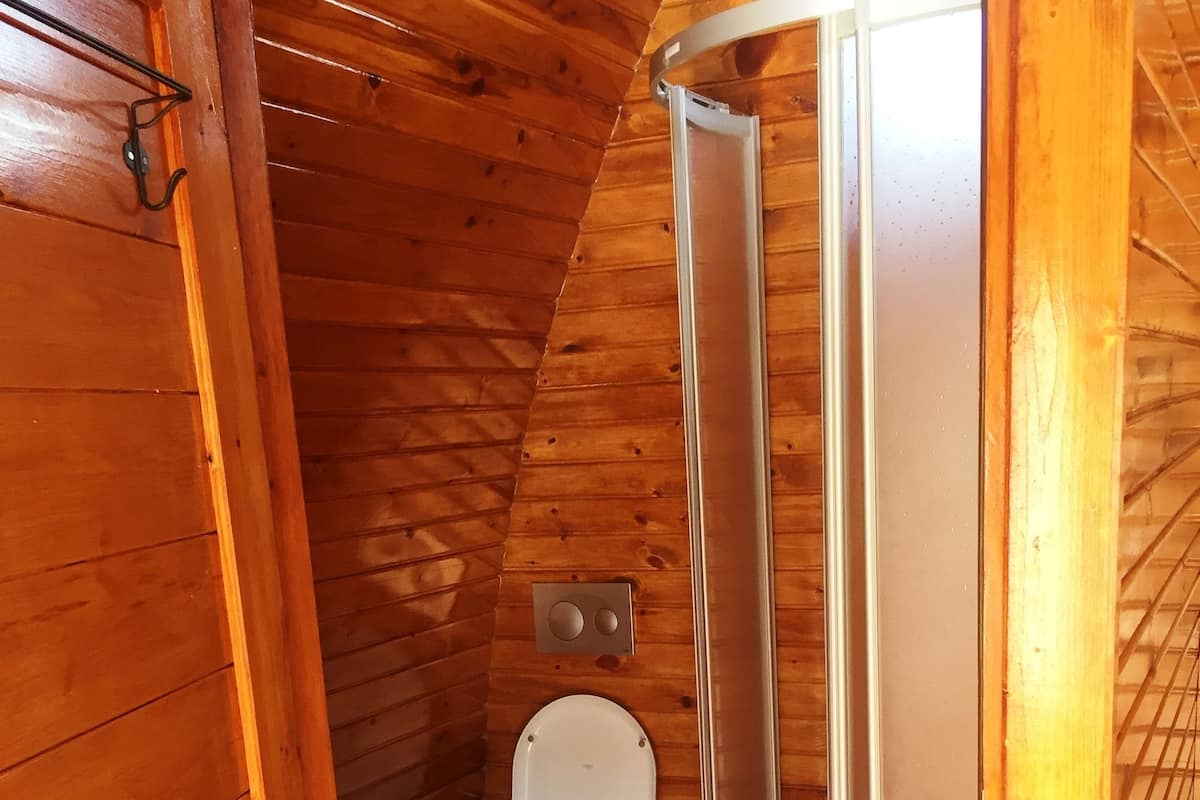 bungalow, 1 double bed | bathroom | shower, free toiletries, hair dryer, slippers