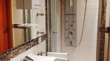 Junior Apartment, 1 Bedroom (Uhlsberg +40€ cleaning fee) | Bathroom | Shower, free toiletries, hair dryer, towels