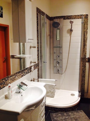 Appartement, 1 chambre (Uhlsberg +40⏠cleaning fee) | Salle de bain | Douche, articles de toilette gratuits, sÚche-cheveux