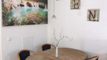 Junior-Apartment, 1 Schlafzimmer (Uhlsberg +40€ cleaning fee) | Essbereich im Zimmer