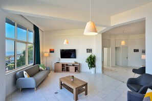 Apartment- 2 bedroom-Panoramic Sea View | 거실 공간 | 디지털 채널 시청이 가능한 32인치 스마트 TV, TV, 넷플릭스