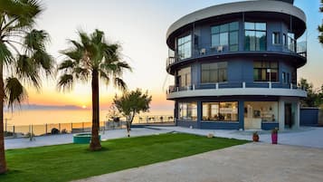 Un edificio moderno a più piani con facciata curva, ampie finestre e un'area balcone.