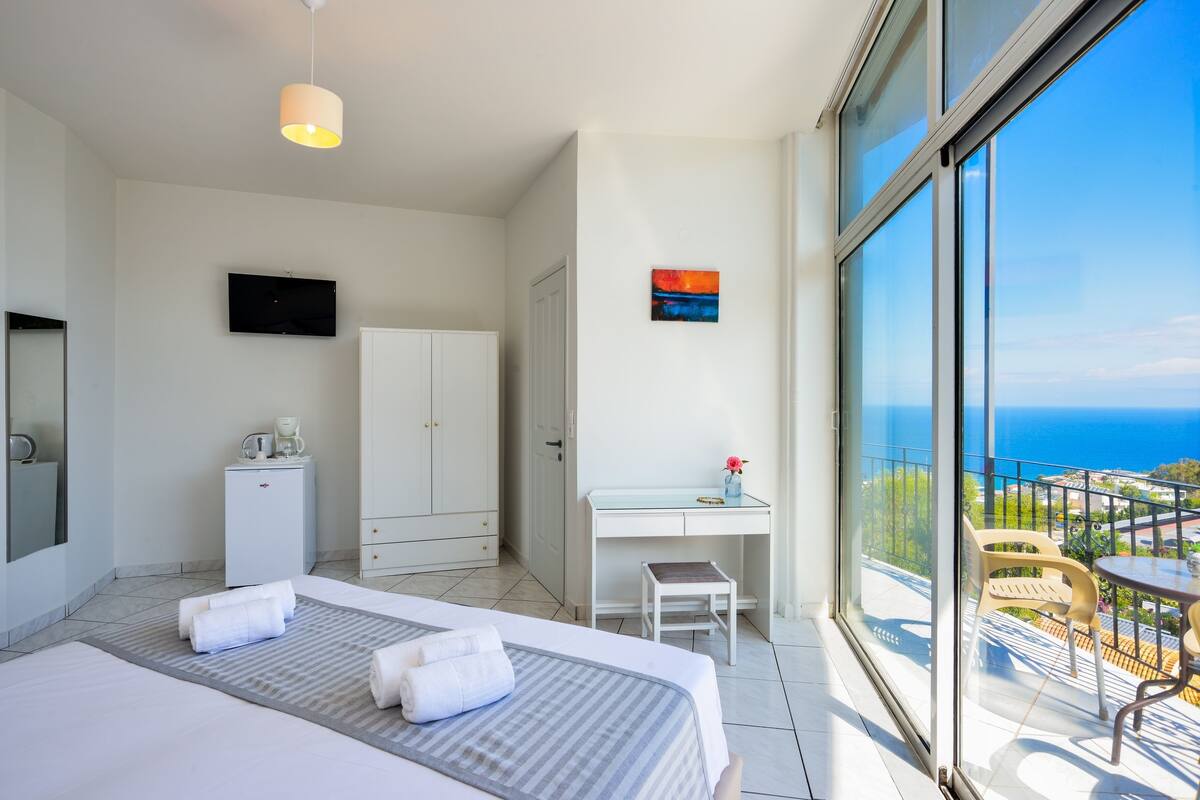 Superior Double or Twin Room, Partial Sea View