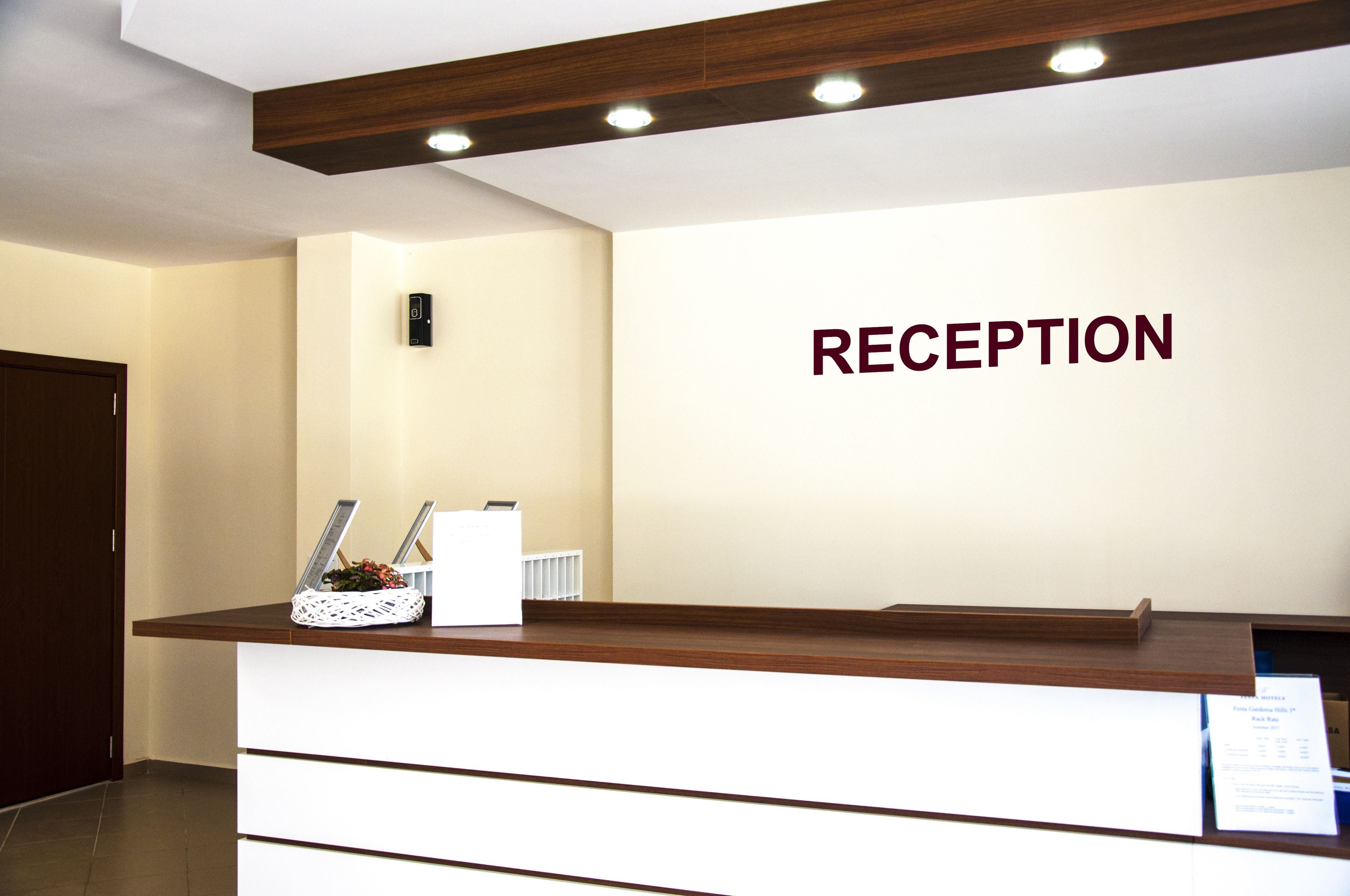 ฝ่ายต้อนรับ