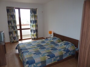 Minibar, escritorio, wifi gratis y ropa de cama
