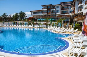 Una piscina al aire libre