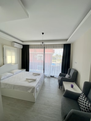 Deluxe dubbelrum | Sängtillbehör av högsta kvalitet, minibar, skrivbord och ljudisolering
