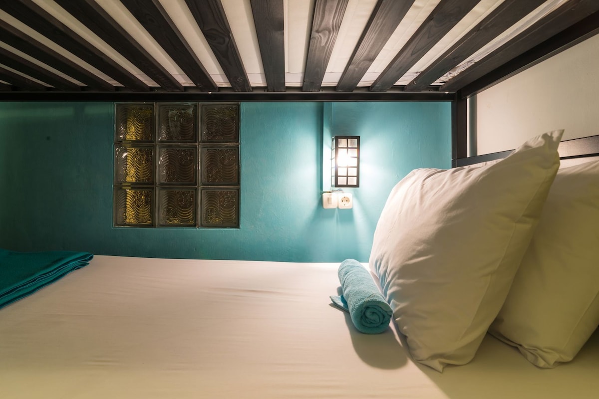 Cortinas opacas, wifi gratis, ropa de cama