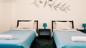 Cortinas blackout, wifi gratis y ropa de cama