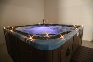 Indoor spa tub