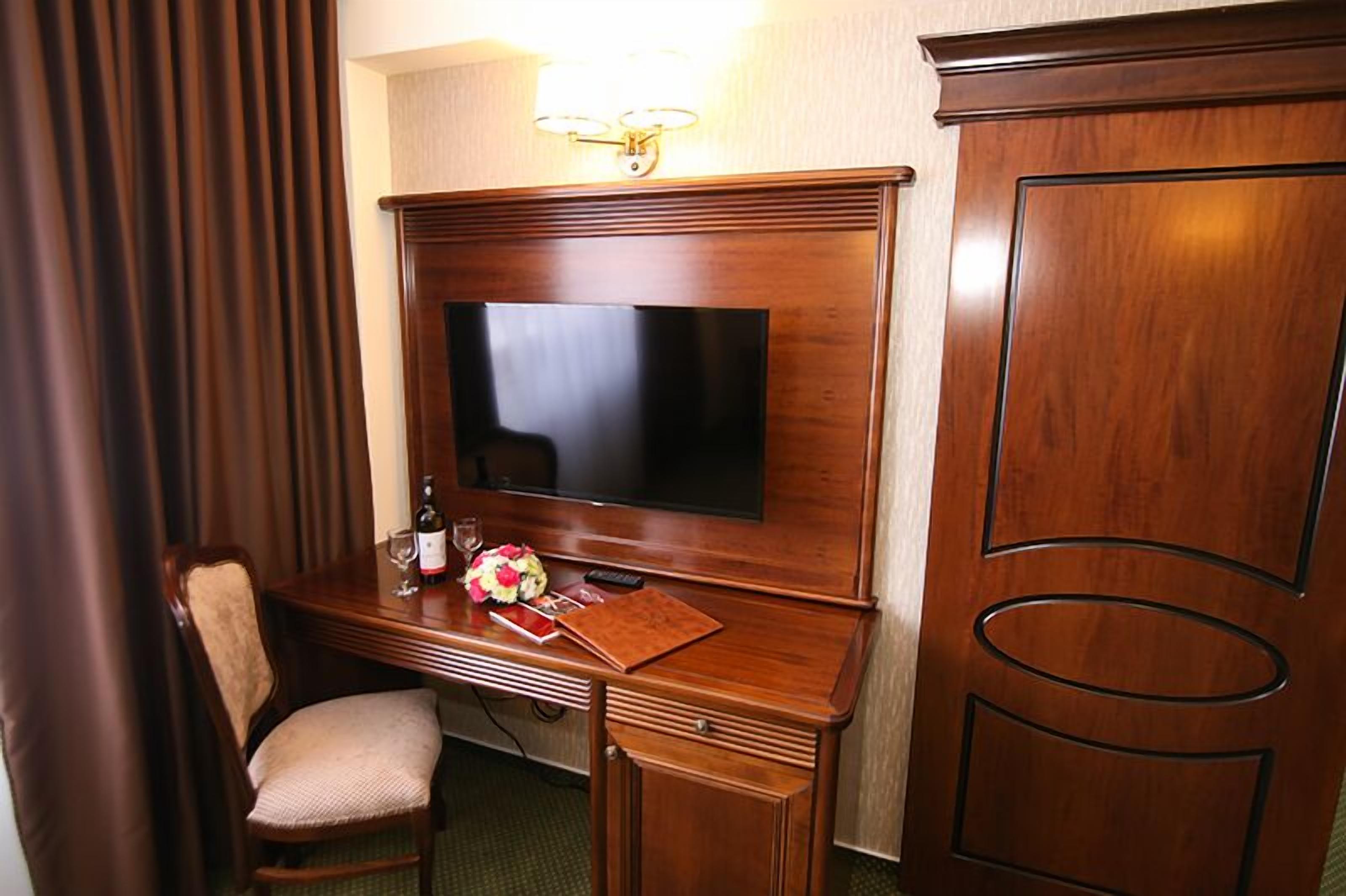 superior double or twin room with balcony 4**** | living area | flat-screen tv