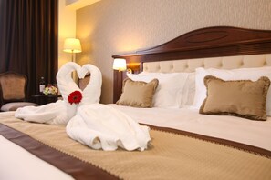 Minibar, caja de seguridad en la habitación y escritorio