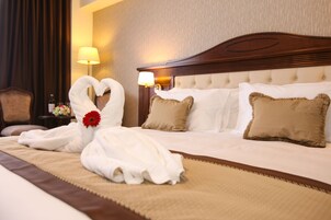 Minibar, caja de seguridad en la habitación y escritorio 