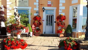 Front of property - Min y Don Guest House 5 Gold (Llanfairfechan)