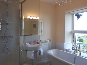 Suite, 2 Bedrooms, Ensuite (Puffin) | Bathroom | Rainfall showerhead, free toiletries, bathrobes - Min y Don Guest House 5 Gold (Llanfairfechan)