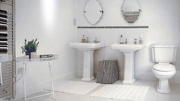 Phòng đôi Cao cấp (Jamaica) | Phòng tắm | Đồ dùng nhà tắm miễn phí, máy sấy tóc, dép đi trong nhà