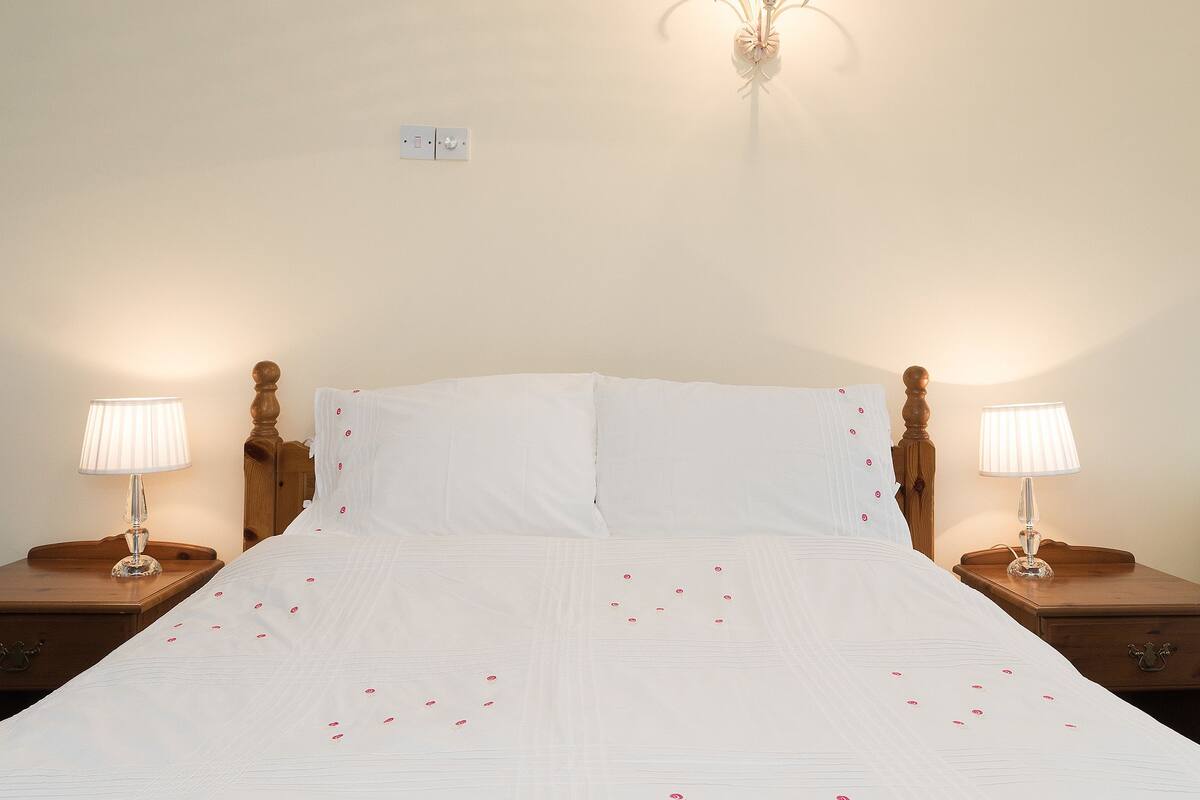 Cottage, 3 Bedrooms (Maes Masarn) | Iron/ironing board, WiFi (surcharge), bed sheets
