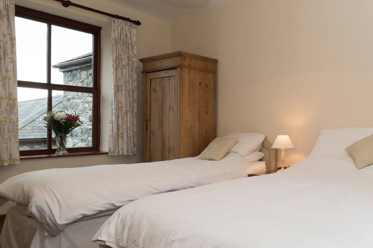 Cottage, 2 Bedrooms (Tresi Porffor) | Iron/ironing board, WiFi (surcharge), bed sheets