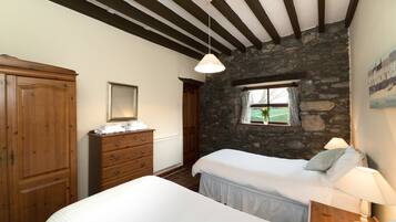 Cottage, 2 Bedrooms (Plas Helyg) | Iron/ironing board, WiFi, bed sheets