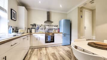 Apartment, 2 Bedrooms | Private kitchen
