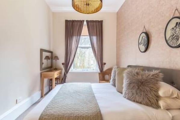 2 bedrooms, individually decorated, individually furnished, desk
