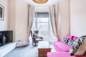 2 室のベッドルーム、客室ごとに異なる装飾、客室ごとに異なるインテリア、デスク