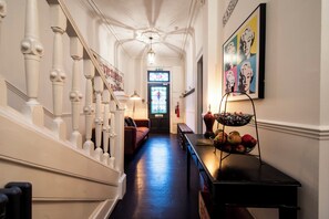 2 soverom, individuelt dekorert, individuelt innredet og skrivebord