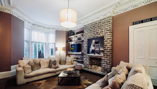 2 bedrooms, desk, laptop workspace, free WiFi - Maya's Glasgow Holiday Homes (Glasgow)