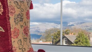 Una habitación con vistas a montañas e iglesia.