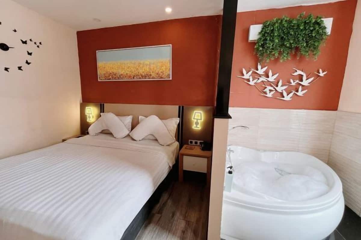 1 bedroom, in-room safe, individually decorated, desk