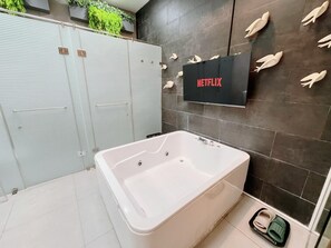 Suite Jacuzzi Room | Bilik Mandi | Kelengkapan dandanan diri percuma, pengering rambut, bidet 