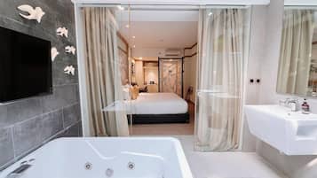 Suite Jacuzzi Room | Phòng tắm | Đồ dùng nhà tắm miễn phí, máy sấy tóc, chậu vệ sinh/vòi rửa