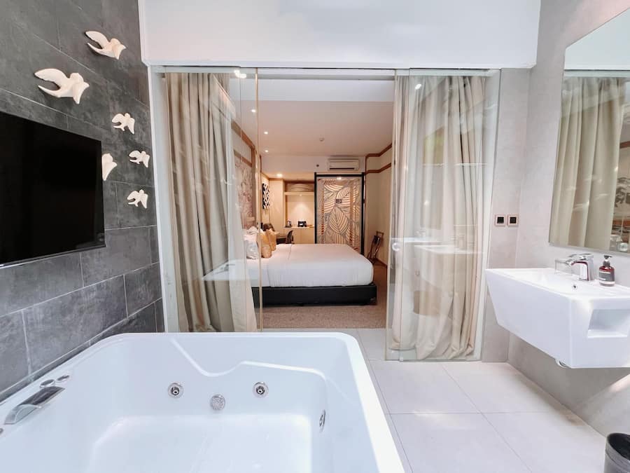 Suite Jacuzzi Room | Bathroom