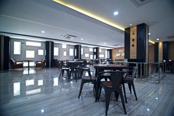 Breakfast, lunch, dinner served; local and international cuisine 