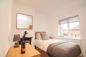 Casa estándar, 3 habitaciones | 1 dormitorio, ropa de cama de alta calidad, escritorio