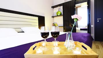 Apartment | Desk, iron/ironing board, cribs/infant beds, rollaway beds